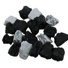Firepitは黒い石炭の火の石炭の陶磁器の破片および灰色色を裂きました