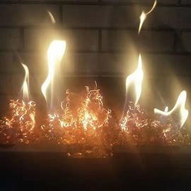 すばらしいガス暖炉はAglow火のベッドの燃え差しを記録します